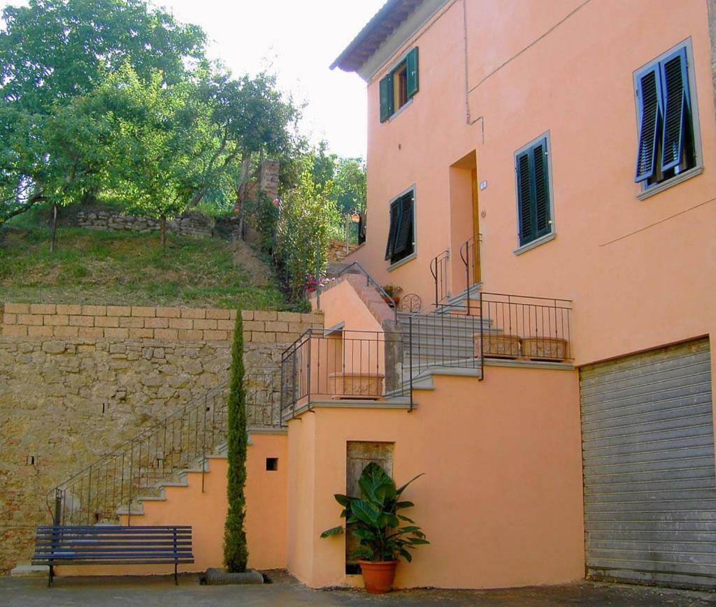 Appartamenti La Rocca Palaia Buitenkant foto